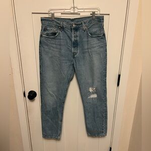 Levi’s 501 Medium Wash Denim Jeans Size W 32 L 28 Slight Distressed Button Fly